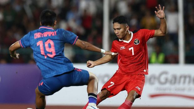 Southeast Asian Games - Football - Men's Final - Indonesia v Thailand - Olympic National Stadium, Phnom Penh, Cambodia - May 16, 2023 Indonesia's Marselino Ferdinan in action with Thailand's Chayapipat Supunpasuch REUTERS/Chalinee Thirasupa