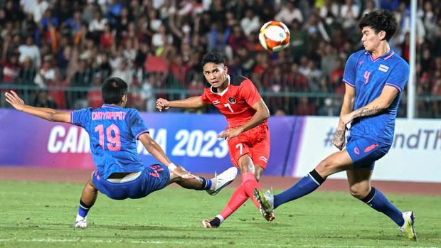 Indonesia's Marselino Ferdinan (C) shoots past Thailand's Chayapipat Supunpasuch (L) during the men's football final match at the 32nd Southeast Asian Games (SEA Games) in Phnom Penh on May 16, 2023. (Photo by MOHD RASFAN / AFP) (Photo by MOHD RASFAN/AFP via Getty Images)