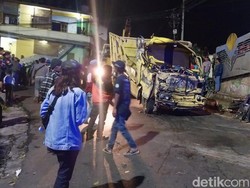 Detik-detik Kengerian Truk Seruduk Mobil-Motor di Jalur Klemuk Tewaskan 1 Orang