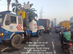 Truk Sampah Kecelakaan di Jalan Gatsu Arah Slipi, Lalin Depan DPR Macet