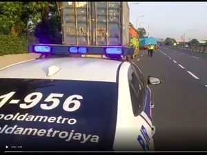 Polisi Usir Truk Parkir di Bahu Jalan di Tol JORR Arah Bandara Soetta Polisi Usir Truk Parkir di Bahu Jalan di Tol JORR Arah Bandara Soetta