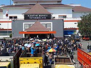 Jalan Rusak Tak Kunjung Diperbaiki, Warga Geruduk Kantor Bupati Tasik