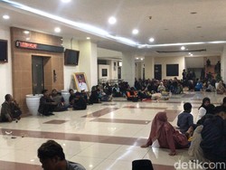 Demi Jalan Kampung Mulus, Warga Tasik Rela Nginap di Kantor Bupati