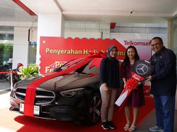 Senangnya Yenni Dapat Mercedes Benz dari Telkomsel: Saya Sampai Gemetar