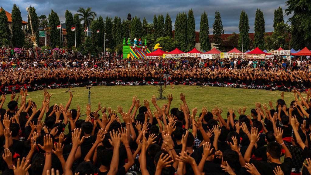 1.000 Pelajar Pentaskan Tari Kecak Kolosal di Bali 1.000 Pelajar Pentaskan Tari Kecak Kolosal di Bali