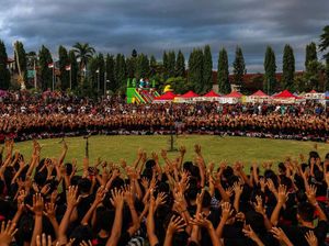 1.000 Pelajar Pentaskan Tari Kecak Kolosal di Bali 1.000 Pelajar Pentaskan Tari Kecak Kolosal di Bali