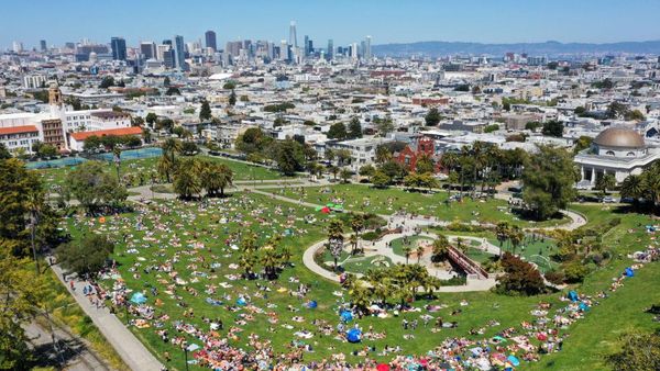 Santuynya Warga San Fransisco Berjemur di Taman Dolores