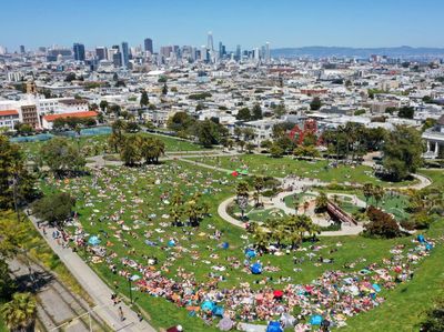 Santuynya Warga San Fransisco Berjemur di Taman Dolores
