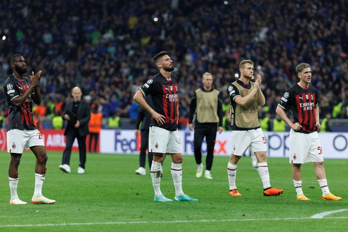 MILAN, ITALY - MAY 16: Players of AC Milan look dejected after the match during the UEFA Champions League semi-final second leg match between FC Internazionale and AC Milan at Stadio Giuseppe Meazza on May 16, 2023 in Milan, Italy. (Photo by Emmanuele Ciancaglini/Ciancaphoto Studio/Getty Images)