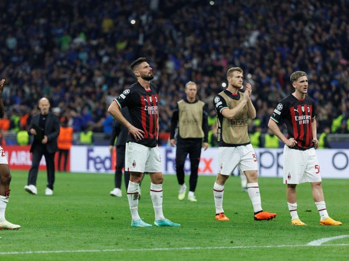 MILAN, ITALY - MAY 16: Players of AC Milan look dejected after the match during the UEFA Champions League semi-final second leg match between FC Internazionale and AC Milan at Stadio Giuseppe Meazza on May 16, 2023 in Milan, Italy. (Photo by Emmanuele Ciancaglini/Ciancaphoto Studio/Getty Images)