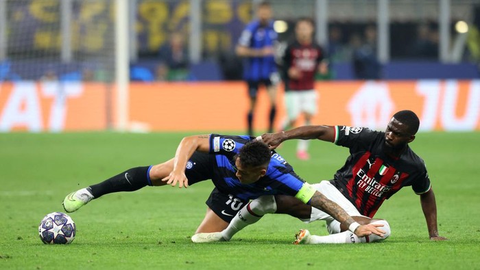 Soccer Football - Champions League - Semi Final - Second Leg - Inter Milan v AC Milan - San Siro, Milan, Italy - May 16, 2023 Inter Milan's Lautaro Martinez in action with AC Milan's Fikayo Tomori REUTERS/Claudia Greco