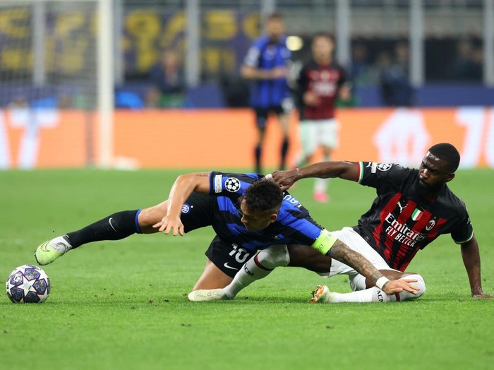 Soccer Football - Champions League - Semi Final - Second Leg - Inter Milan v AC Milan - San Siro, Milan, Italy - May 16, 2023 Inter Milan's Lautaro Martinez in action with AC Milan's Fikayo Tomori REUTERS/Claudia Greco