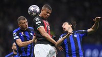 Tapi, mereka lebih tajam dengan membuat 15 attempts, empat di antaranya berujung gol berbanding lima milik Milan dan satu ke gawang. REUTERS/Daniele Mascolo  