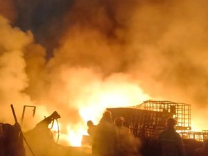 Akses Sempit, Damkar Hancurkan Tembok Warga demi Padamkan Api di Bencongan Akses Sempit, Damkar Hancurkan Tembok Warga demi Padamkan Api di Bencongan