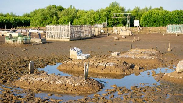 Ancaman Abrasi di Garis Pantai Utara Jabar, Rumah-Pemakaman Umum Rusak