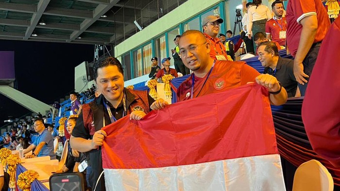 Andre Rosiade bersama Erick Thohir menyaksikan pertandingan Indonesia vs Thailand di Kamboja