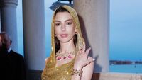 7 Gaya Glamor Anne Hathaway Pakai Gaun Bertudung di Acara Bulgari