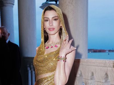 7 Gaya Glamor Anne Hathaway Pakai Gaun Bertudung di Acara Bulgari