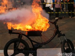 Suhu 1.200 Derajat Celcius! Baterai Motor Listrik Terbakar Tak Padam Pakai APAR Biasa