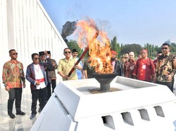 Nyalakan Obor Peringatan HUT Pattimura, Bamsoet: Bakar Semangat Juang