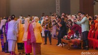 Bobby Unggah Aksi Memotret Iriana-Kahiyang saat Foto Bareng Ari Lasso
