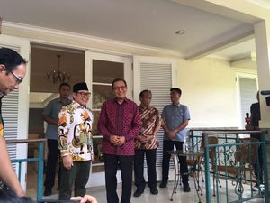 Cak Imin Tiba di Kediaman Boediono, Tebar Senyum Kompak Pakai Batik