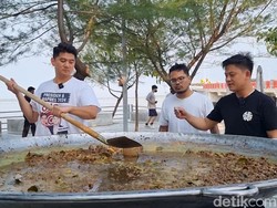 Keseruan Chef Arnold, Bobon dan Komika Masak Rawon 1.000 Porsi di Kenjeran