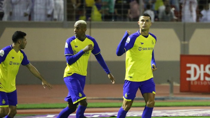 Cristiano Ronaldo menyumbang gol dari titik putih pada pekan ke-27 Liga Arab Saudi yang mempertemukan Al Tai vs Al Nassr. Duel berlangsung di Prince Abdul Aziz bin Musaed Stadium, Rabu (17/5/2023) dini hari WIB.