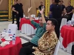 Jokowi Berikan Satyalancana untuk Gibran dan Bobby pada Hari Otda di Surabaya