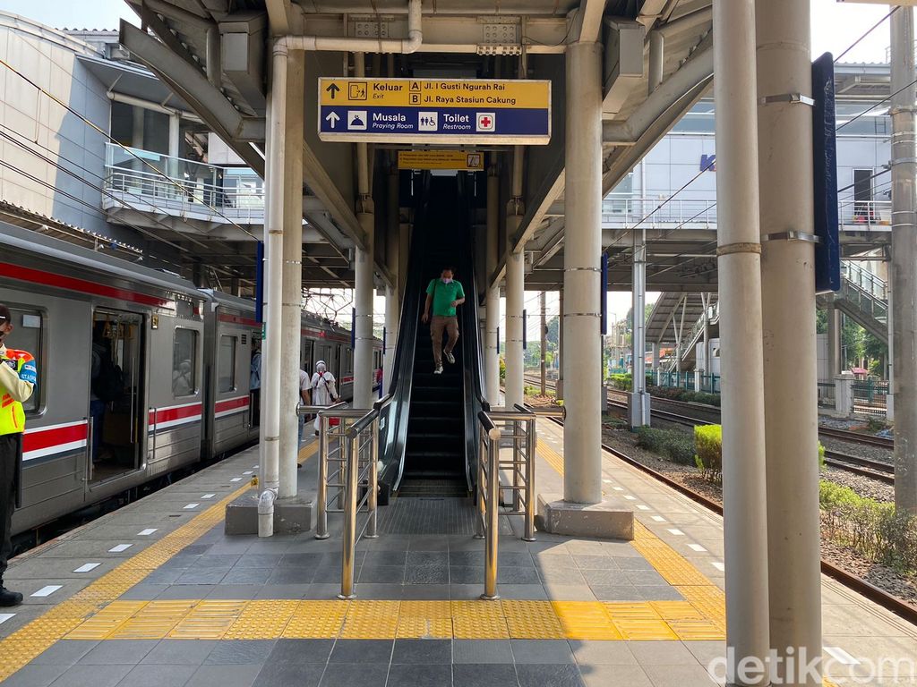 Eskalator Stasiun Cakung Jaktim hidup lagi usai dua bulan mati karena rusak. 17 Mei 2023. (Fathia Nabila Qonita/detikcom)
