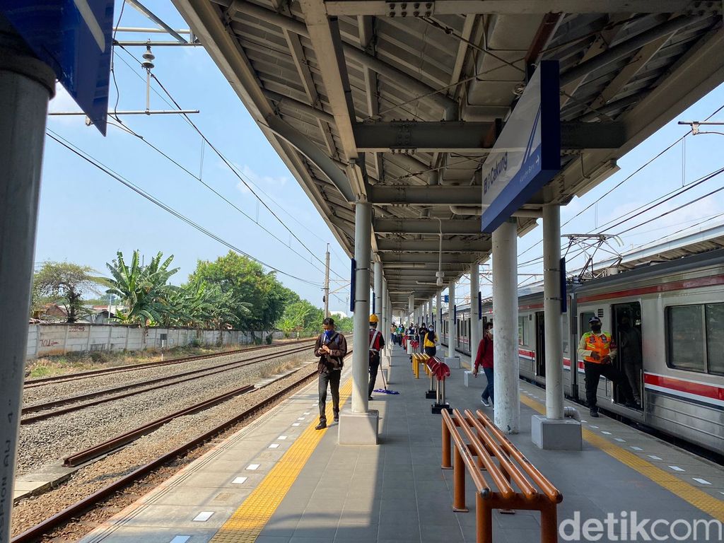 Eskalator Stasiun Cakung Jaktim hidup lagi usai dua bulan mati karena rusak. 17 Mei 2023. (Fathia Nabila Qonita/detikcom)