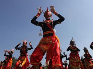 Merahkan Lapangan Pakisaji Malang, Ribuan Pelajar Bawakan Tari Topeng Bapang