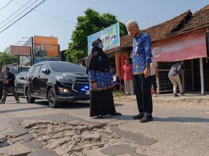 Ganjar Minta Jalur Alternatif Demak-Semarang Rusak Segera Diperbaiki