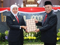 Pesan Gubernur Khofifah Saat Terima Rekomendasi LKPJ TA 2022