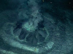 Kawah Berapi di Dalam Laut Terus Muntahkan Lumpur dan Gas Beracun