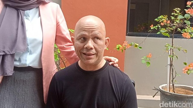 Berita Viral Selebriti dari InsertLive : 9 Tahun Lawan Stroke, Ini Kabar Terbaru Harry Pantja Presenter 'Dunia Lain'