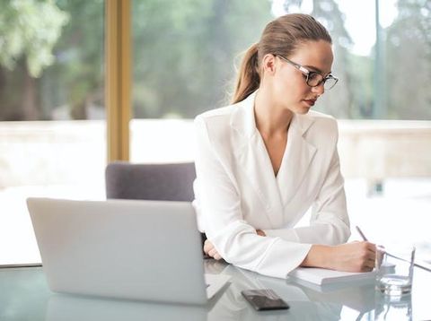Ilustrasi perempuan cerdas emosi / Foto: Pexels.com / Andrea Piacquadio