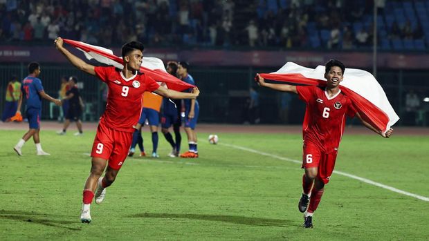 Southeast Asian Games - Football - Men's Final - Indonesia v Thailand - Olympic National Stadium, Phnom Penh, Cambodia - May 16, 2023 Indonesia's Muhammad Ramadhan Sananta and Ananda Raehan Alief celebrate after winning the match REUTERS/Chalinee Thirasupa