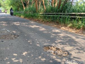 Awas! Ada Lubang di Jalan Cimincrang Menuju Sapan