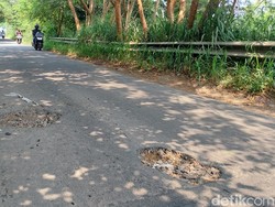 Awas! Ada Lubang di Jalan Cimincrang Menuju Sapan