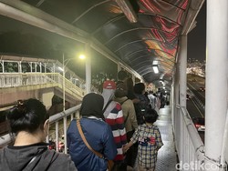 Jalan S Parman Macet Parah, Penumpang TransJ Antre hingga JPO