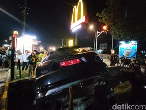 Mobil Sekwan DPRD Jeneponto Nyemplung di Got, Seorang Anak Patah Tulang
