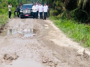 Jokowi soal Perbaikan Jalan Rusak di Daerah: Akhir Juli Semua Sudah Jalan