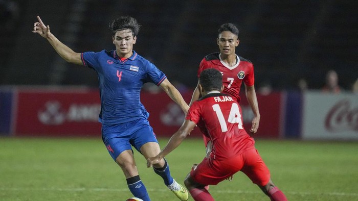 Thailands Jonathan Khemdee, left, battles for the ball against Indonesias Muhammad Fajar Fathur during their mens final soccer match at the 32nd Southeast Asian Games in Phnom Penh, Cambodia, Tuesday, May 16, 2023. (AP Photo/Tatan Syuflana)