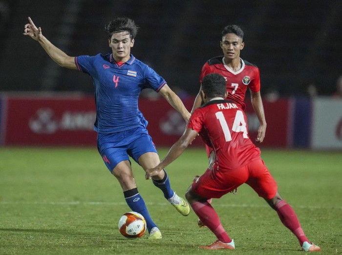 Thailands Jonathan Khemdee, left, battles for the ball against Indonesias Muhammad Fajar Fathur during their mens final soccer match at the 32nd Southeast Asian Games in Phnom Penh, Cambodia, Tuesday, May 16, 2023. (AP Photo/Tatan Syuflana)