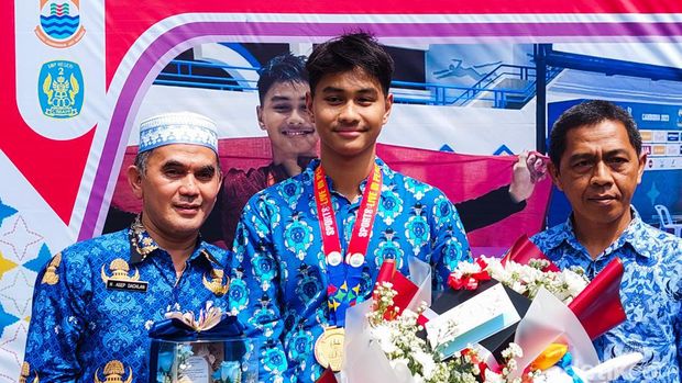 Kaisar Hansel Putra Franciscus Saat Tunjukkan Medali Emas SEA Games 2023 di SMPN 2 Kota Cimahi.