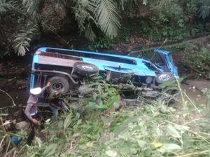 Bus Rombongan Anak SD Masuk Jurang di Samosir, 18 Orang Luka-luka Bus Rombongan Anak SD Masuk Jurang di Samosir, 18 Orang Luka-luka