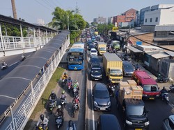 Penumpang TransJ Kesal Laju Bus Terhambat Penerobos Busway di Jl Daan Mogot