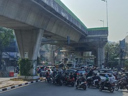 Lalin Simpang Santa Jaksel Macet Pagi Ini, Kendaraan Menumpuk