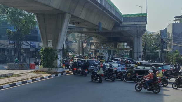 Macet di Simpang Santa, Kendaraan dari Tendean menumpuk